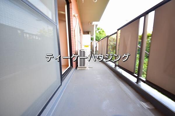 広々したバルコニーは日々の暮らしに、ゆとりと優雅さをもたらしてくれる筈です。