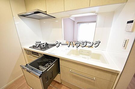 対面式キッチンからはご家族の笑顔を眺めながらお料理して頂けます。毎日の炊事が楽しくなりますね。