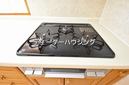三つの調理が同時に出来てお料理時間を一気に短縮。三口ホーロートップコンロ