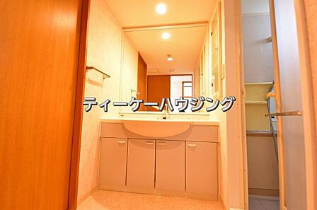 清潔感のあるボウル。開放感ある空間と、十分な大きさの鏡も自慢です。 