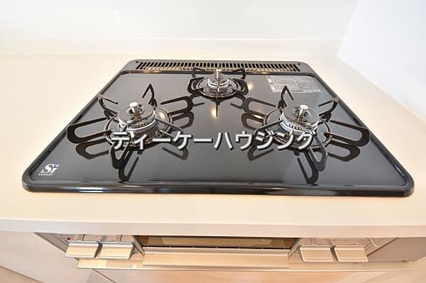 三つの調理が同時に出来てお料理時間を一気に短縮。三口ホーロートップコンロ