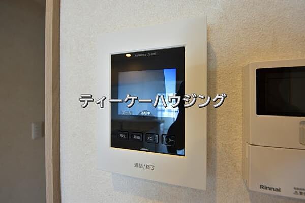 室内から来訪者の確認ができます。カラーモニター付きインターフォン