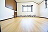 子供部屋：日当たり良好です。2面彩光の明るい居室。