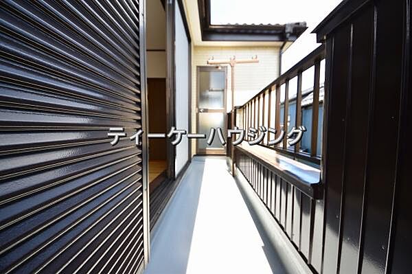 広々したバルコニーは日々の暮らしに、ゆとりと優雅さをもたらしてくれる筈です。