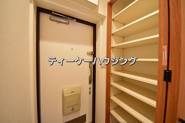 収納力たっぷり。ゆとりのシューズボックスにはママのブーツもラクラク入ります。