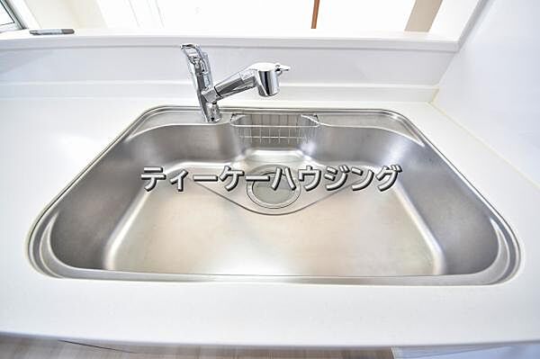 家族と触れ合いを大切にできる対面キッチンです。浄水器付きです。