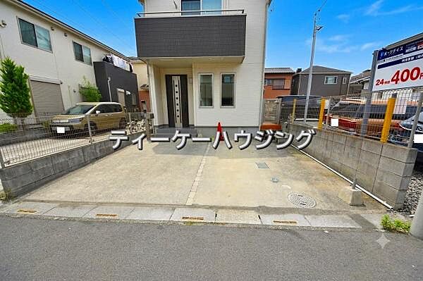 ゆとりの2台駐車可能。ご両親やお友達が訪ねて来ても安心です。