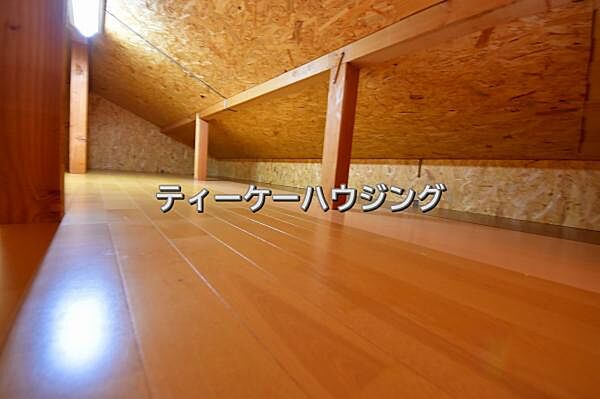 ロフトは、通常よりも天井が高めに作られているので、吹き抜けのような開放感があります。