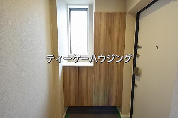 収納力たっぷり。ゆとりのシューズボックスにはママのブーツもラクラク入ります。
