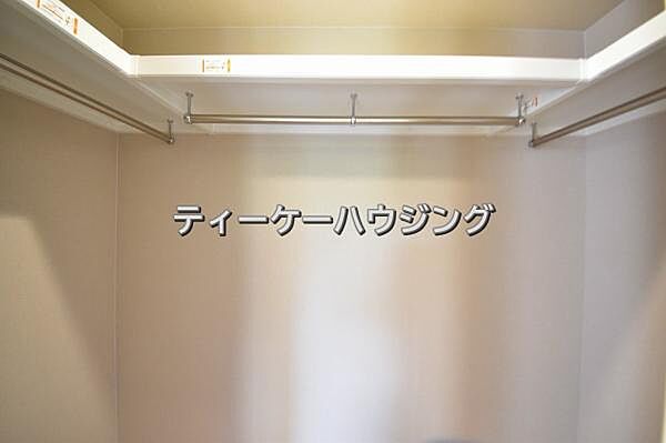 女性に嬉しい大容量のウォークインクローゼット。収納場所を気にせず、ママも安心してオシャレを楽しめます