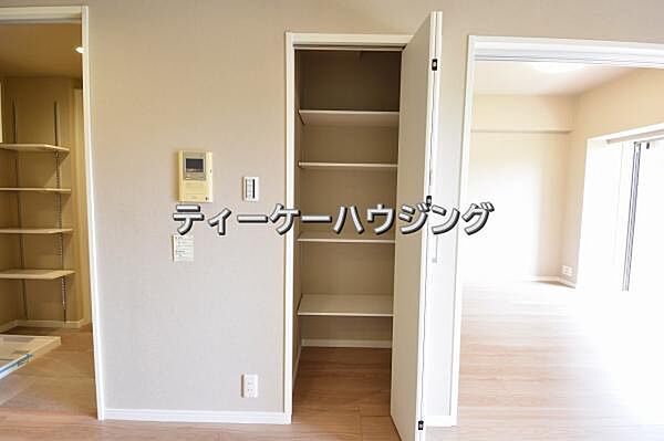 リビングに収納があると助かりますよね。