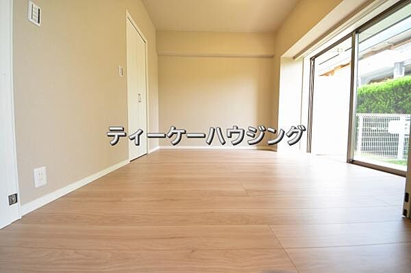 南に面した洋室は採光、通風に優れた心地よい空間です。