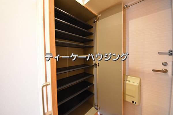 収納力たっぷり。ゆとりのシューズボックスにはママのブーツもラクラク入ります。