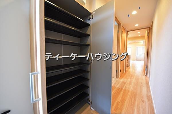 収納力たっぷり。ゆとりのシューズボックスにはママのブーツもラクラク入ります。