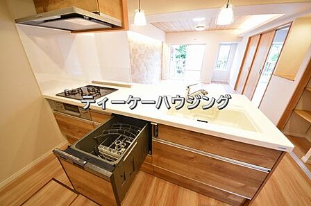 対面式キッチンからはご家族の笑顔を眺めながらお料理して頂けます。毎日の炊事が楽しくなりますね。