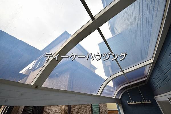 屋根付きのバルコニーなので、急な雨の時に助かりますね。