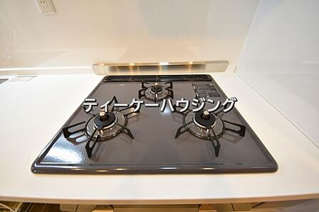 三つの調理が同時に出来てお料理時間を一気に短縮。三口ホーロートップコンロ