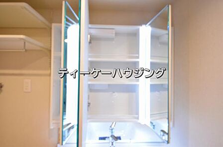 三面鏡の裏には収納がたっぷり。洗面室をすっきりきれいに使えます。