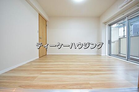 バルコニーに面した明るくて、風通しの良い心地よい洋室です。