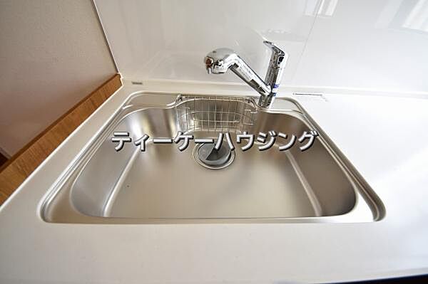 いつでも清潔に、お手入れ楽々なシンク。浄水機能を備えた水栓も魅力です。