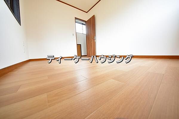 南に面した洋室は採光、通風に優れた心地よい空間です。