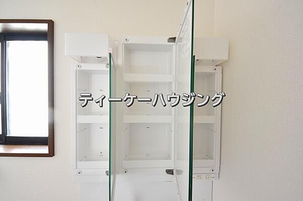 三面鏡の裏には収納がたっぷり。洗面室をすっきりきれいに使えます。