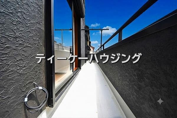 広々したバルコニーは日々の暮らしに、ゆとりと優雅さをもたらしてくれる筈です。