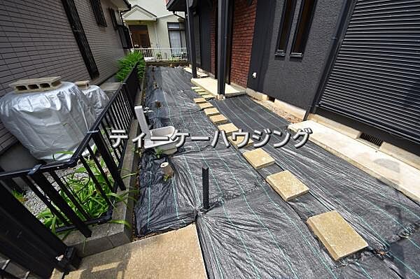 夏はビニールプールで元気に水遊び。ガーデニングや家庭菜園と腕の見せ所です。