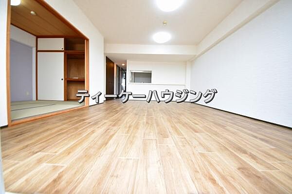 彩光をふんだんに取り入れた明るいリビングは”使いやすい形”にもこだわりました。