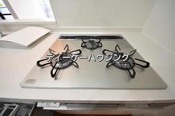 三つの調理が同時に出来てお料理時間を一気に短縮。三口ホーロートップコンロ