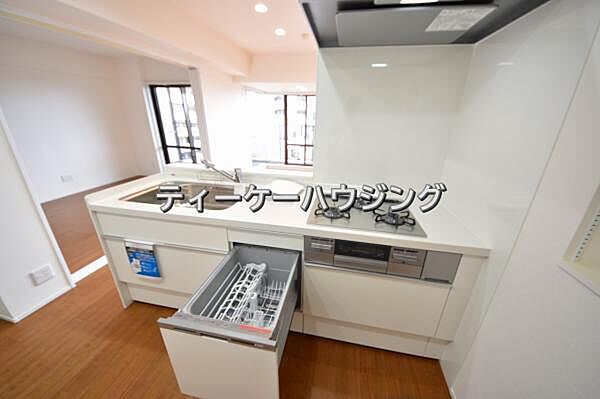 対面式キッチンからはご家族の笑顔を眺めながらお料理して頂けます。毎日の炊事が楽しくなりますね。