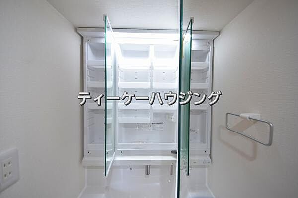 三面鏡の裏には収納がたっぷり。洗面室をすっきりきれいに使えます。