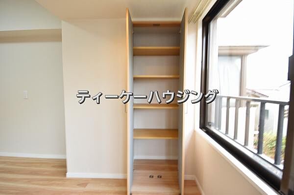 リビングに収納があると助かりますよね。