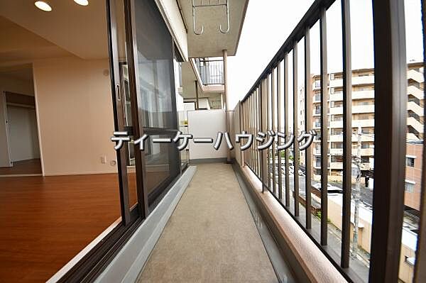 広々したバルコニーは日々の暮らしに、ゆとりと優雅さをもたらしてくれる筈です。