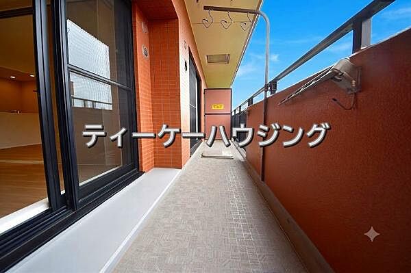 広々したバルコニーは日々の暮らしに、ゆとりと優雅さをもたらしてくれる筈です。