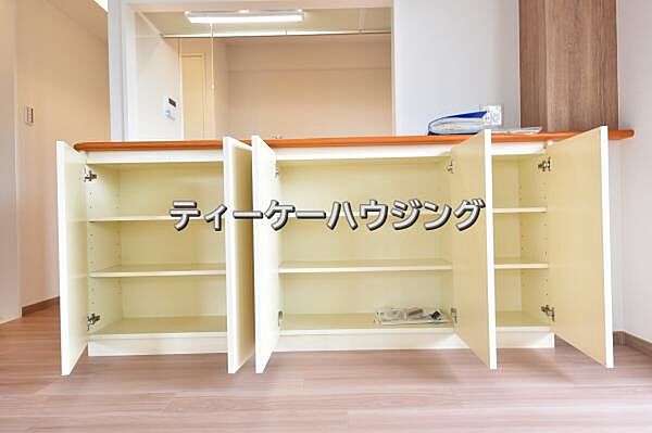 キッチンの背面を収納にしました。キッチンに収納が多いと助かりますよね。
