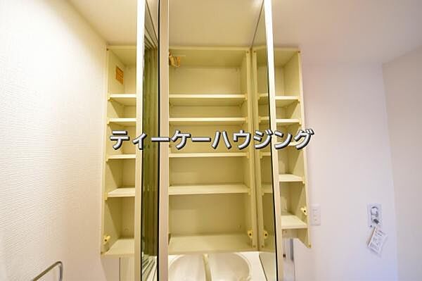 三面鏡の裏には収納がたっぷり。洗面室をすっきりきれいに使えます。