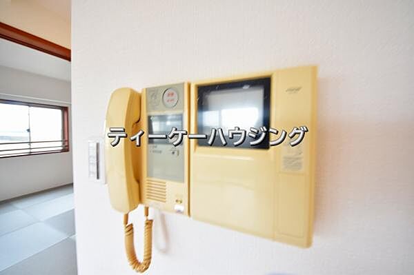 室内から来訪者の確認ができます。モニター付きインターフォン