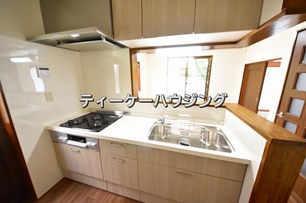 対面式キッチンからはご家族の笑顔を眺めながらお料理して頂けます。毎日の炊事が楽しくなりますね。