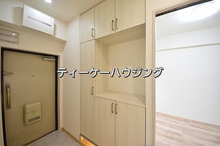 収納力たっぷり！ゆとりのシューズボックスにはママのブーツもラクラク入ります。