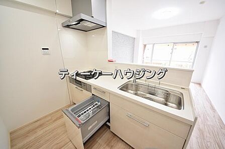 対面式キッチンからはご家族の笑顔を眺めながらお料理して頂けます。毎日の炊事が楽しくなりますね。