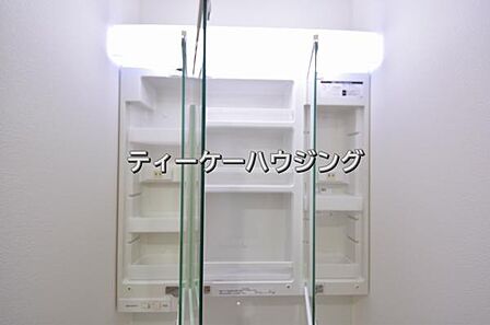 三面鏡の裏には収納がたっぷり。洗面室をすっきりきれいに使えます。