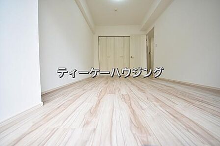 南に面した洋室は採光、通風に優れた心地よい空間です。