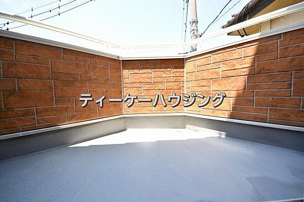 広々したバルコニーは日々の暮らしに、ゆとりと優雅さをもたらしてくれる筈です。