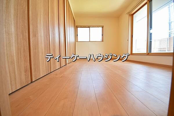 バルコニーに面した明るくて、風通しの良い心地よい洋室です。