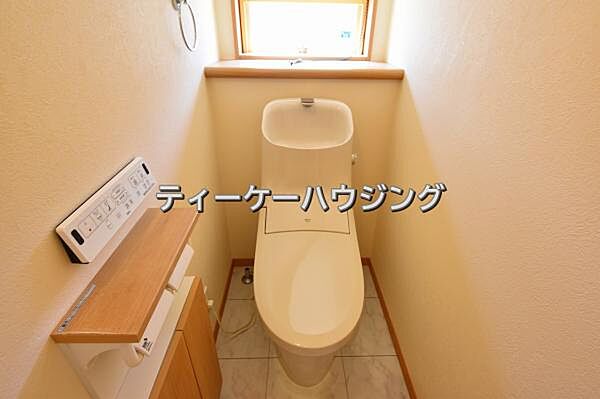 温水洗浄機能付き便座を標準装備。清潔で快適な空間を演出します。