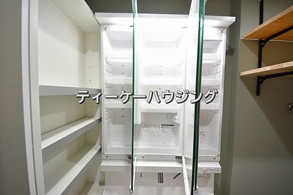 三面鏡の裏には収納がたっぷり。洗面室をすっきりきれいに使えます。