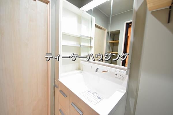 清潔感のあるボウル。開放感ある空間と、十分な大きさの鏡も自慢です。