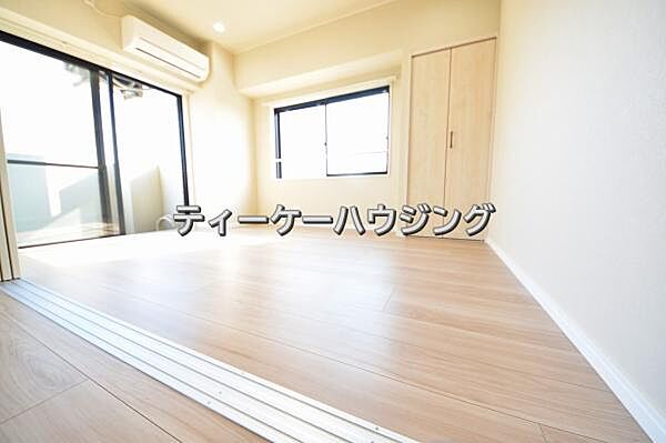 バルコニーに面した明るくて、風通しの良い心地よい洋室です。
