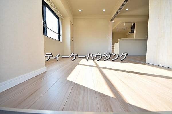 南に面した洋室は採光、通風に優れた心地よい空間です。